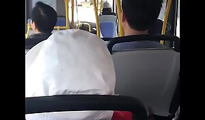 thanh niên quay tay trên xe bus XXX VIDEO