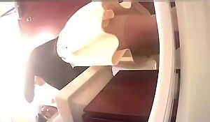 九月外站新流出餐厅女厕多角度偷拍几个妹子尿尿灰衬衫妹子擦个逼扯了一大堆纸